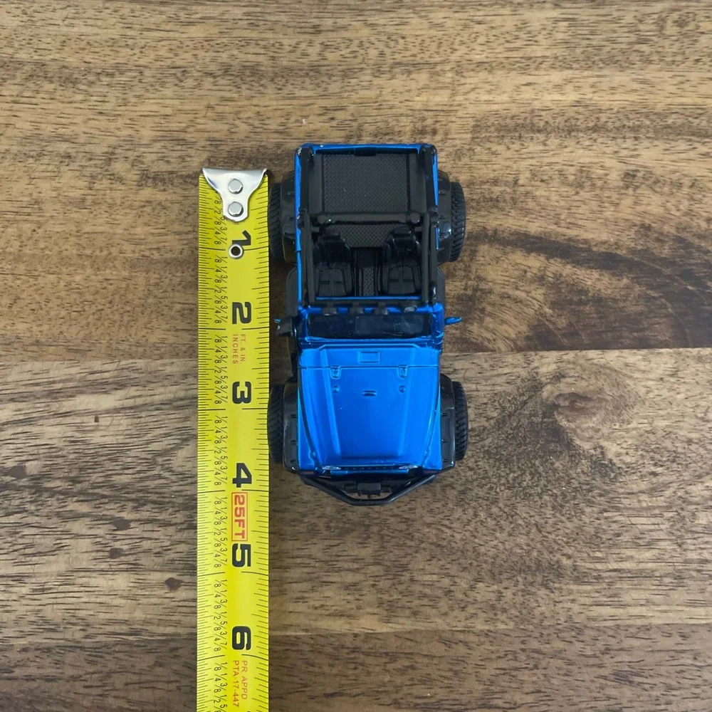 Maisto 1/35 Diecast 2003 Jeep Wrangler Rubicon Blue Off-Road Model Car